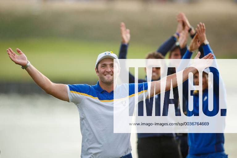2018 Ryder Cup, Albatros Course, Le Golf National, Saint-Quentin-en-Yvelines, Paris 30 9 2018 John Rahm celebrates on the 18th green John Rahm celebrates on the 18th green 30 9 2018