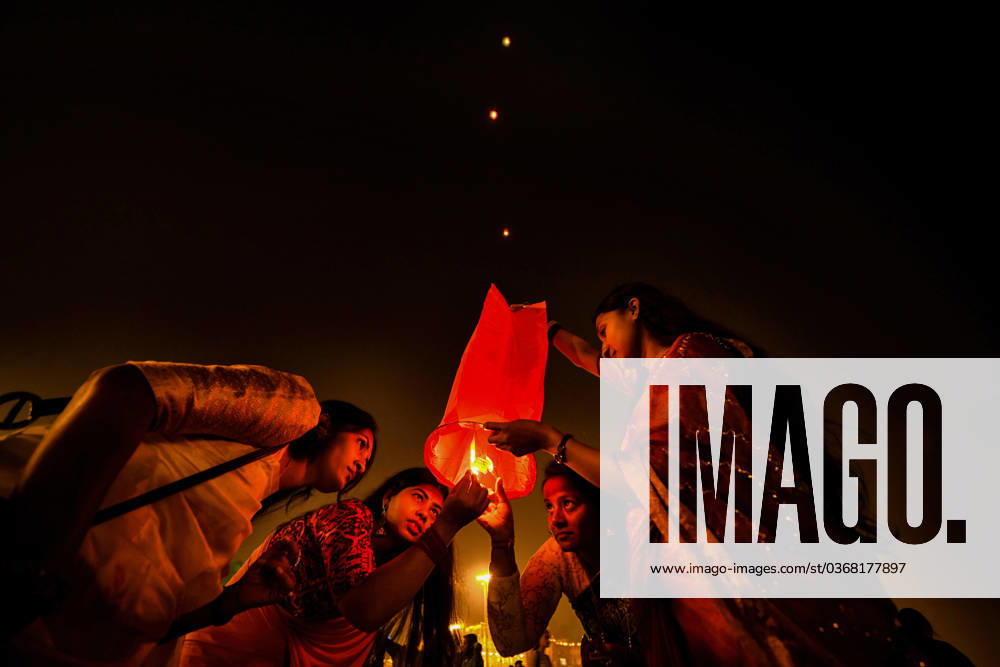 KW47 News Bilder des tages November 26, 2023, Varanasi, Uttar Pradesh, India: A group of young people light a Sky Lantern during the Dev Deepavali Festival at Varanasi. Dev Deepavali Diwali is the biggest festival of light celebration in Kartik Poornima (Mid-Autumn) where devotees decorate the river bank with millions of lamps during the festival. Varanasi India - ZUMAs197 20231126_aaa_s197_256