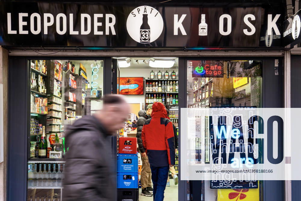 Leopolder Kiosk, Späti in Schwabing, München, November 2023 Deutschland, München, November 2023, Leopolder Kiosk, Späti in Schwabing, Spätverkauf bis 23 Uhr, kleiner Laden auf der Leopoldstraße, Tabak und Getränkeverkauf, Werbedisplay im Schaufenster, Kunden, Passanten, Sonntag, Bayern,