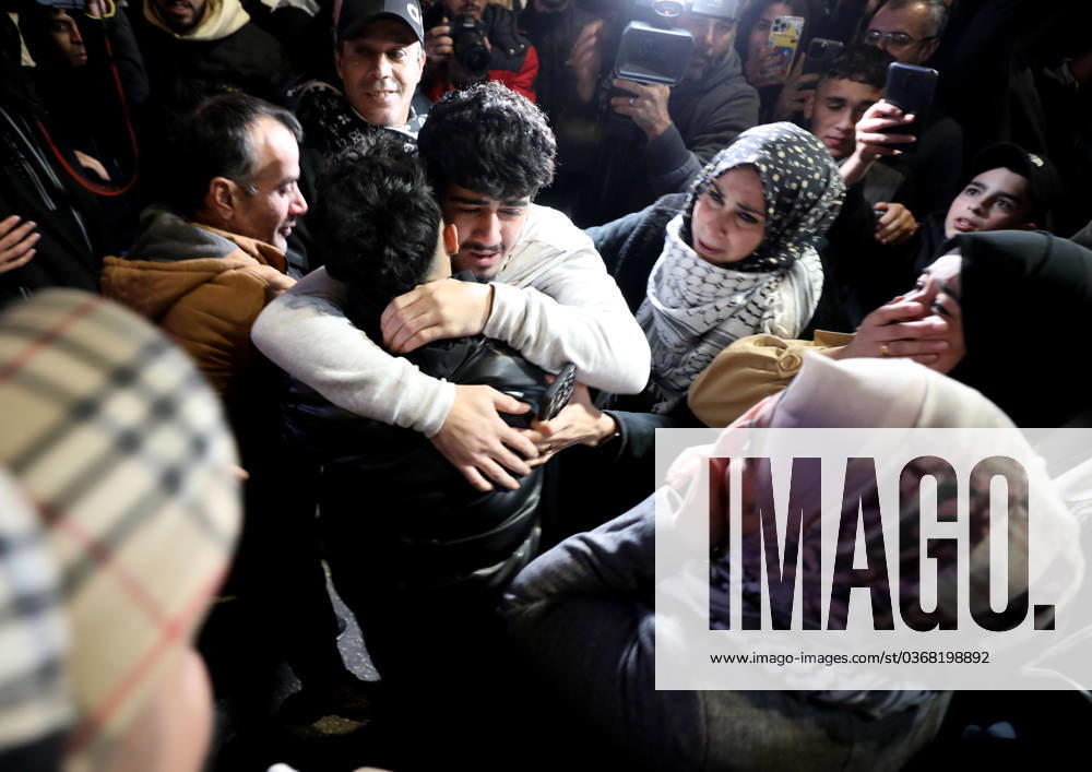 KW47 News Bilder des tages (231127) -- RAMALLAH, Nov. 27, 2023 -- A released Palestinian prisoner reunites with family members in the West Bank city of Ramallah, Nov. 26, 2023. Buses transferring the 39 released Palestinian prisoners, all of whom are children, arrived in Ramallah on Sunday. (Photo by Xinhua) MIDEAST-RAMALLAH-PALESTINIAN PRISONERS-RELEASE AymanxNobani