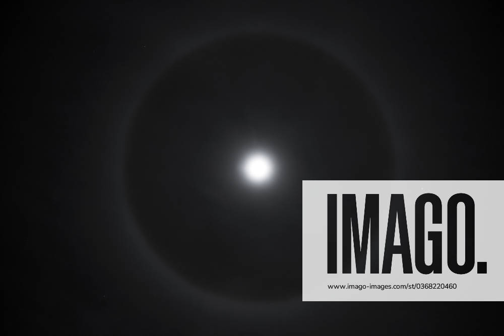 KW47 News Bilder des tages Nov 26, 2023 - Big Bear City, California, U.S. - A moon halo, also known as a lunar halo, is a mesmerizing atmospheric phenomenon that occurs when there are high, thin cirrus clouds floating in the sky. These clouds contain millions of tiny ice crystals that refract and reflect the moonlight, creating a luminous ring around the moon, adding a touch of ethereal beauty to the night sky. Big Bear City U.S. - ZUMAk136 20231126_ent_k136_962