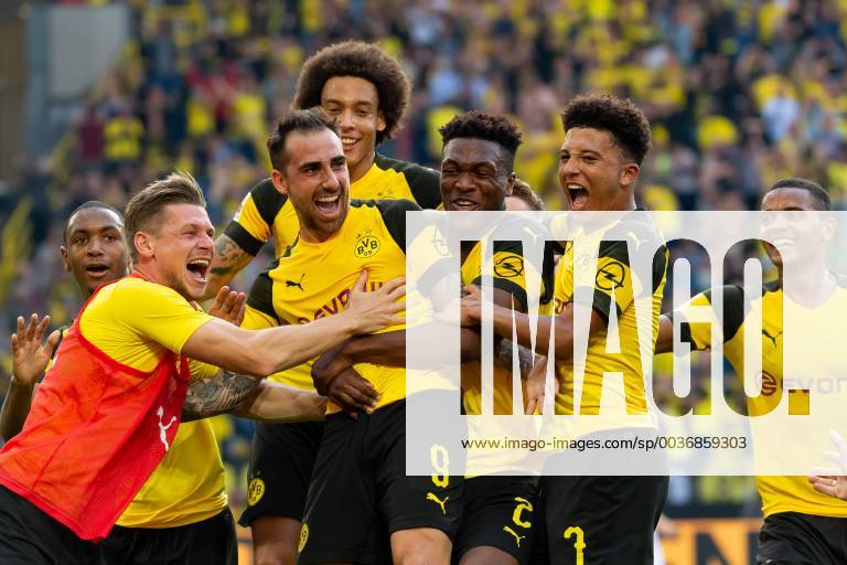 KW 40 Dortmund, Germany 06.10.2018, 1. Bundesiga, 7. Spieltag, BV Borussia Dortmund - FC Augsburg, Torjubel, jubel um Paco Alcacer (BVB) nach dem treffer zum 4:3 ( DeFodi001