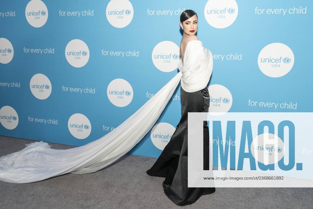 Sofia Carson wearing dress by Giambattista Valli attends UNICEF Gala 2023 at Cipriani Wall Street in New York on November 28, 2023 New York United States - ZUMAr339 20231128_znp_r339_054
