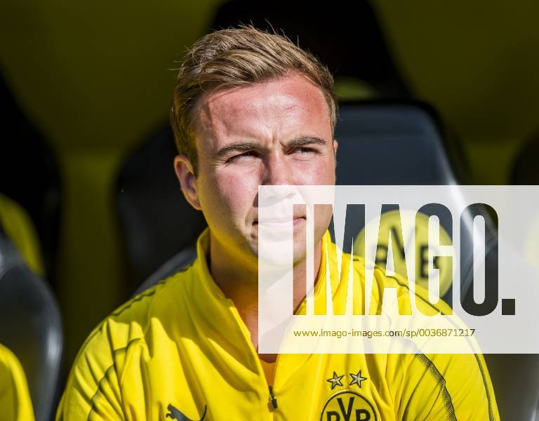 Fußball: 1. Bundesliga, Saison 2018 2019, 7. Spieltag, Borussia Dortmund - FC Augsburg am 06.10.2018 im Signal Iduna Park in Dortmund (Nordrhein-Westfalen). Dortmunds Mario Götze Goetze sitzt auf der Bank. DFL REGULATIONS PROHIBIT ANY USE OF PHOTOGRAPHS AS IMAGE SEQUENCES AND OR QUASI-VIDEO.