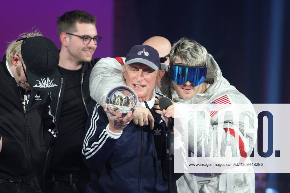 Bielefeld, NRW, Deutschland, 30.11.2023: Preisverleihung der Einslive Krone im Bielefelder Lokschuppen: Ski Aggu, Joost und Otto Waalkes gewinnen mit Friesenjung die Krone in der Kategorie Bester Song