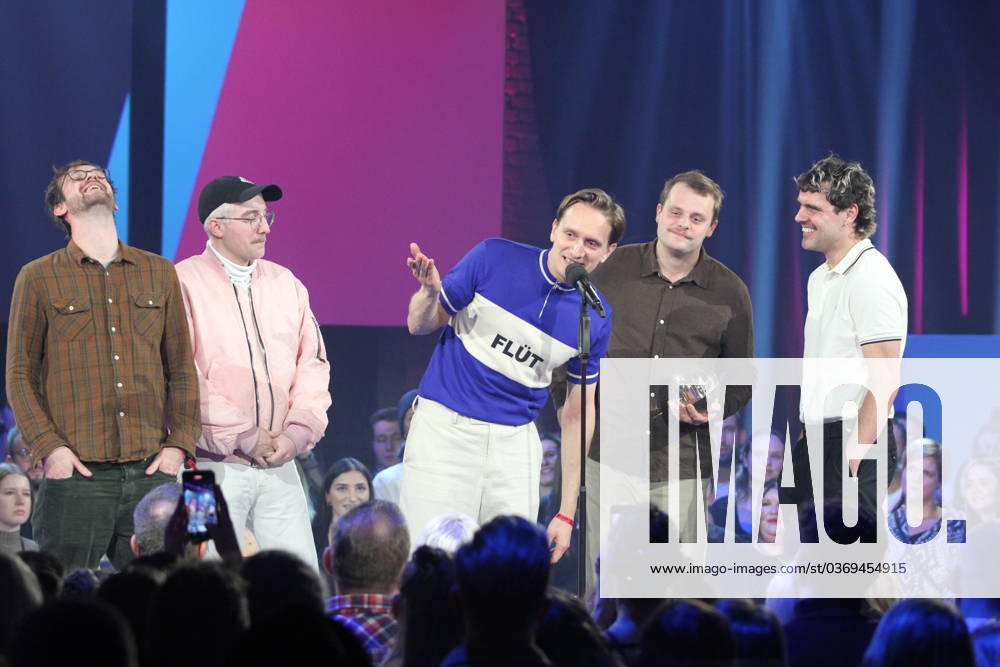 Bielefeld, NRW, Deutschland, 30.11.2023: Preisverleihung der Einslive Krone im Bielefelder Lokschuppen: Kraftklub gewinnen eine Krone als Bester Live Act