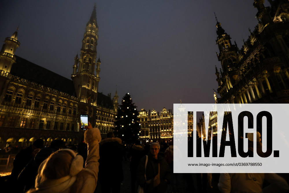 A woman takes a picture of the Grand Place decorated with lights and a Christmas tree in Brussels, Belgium, November 30, 2023. Brussels Belgium - ZUMAm177 20231130_zip_m177_003