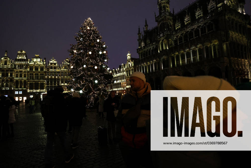 People walk in the Grand Place decorated with lights and a Christmas tree in Brussels, Belgium, November 30, 2023. Brussels Belgium - ZUMAm177 20231130_zip_m177_004