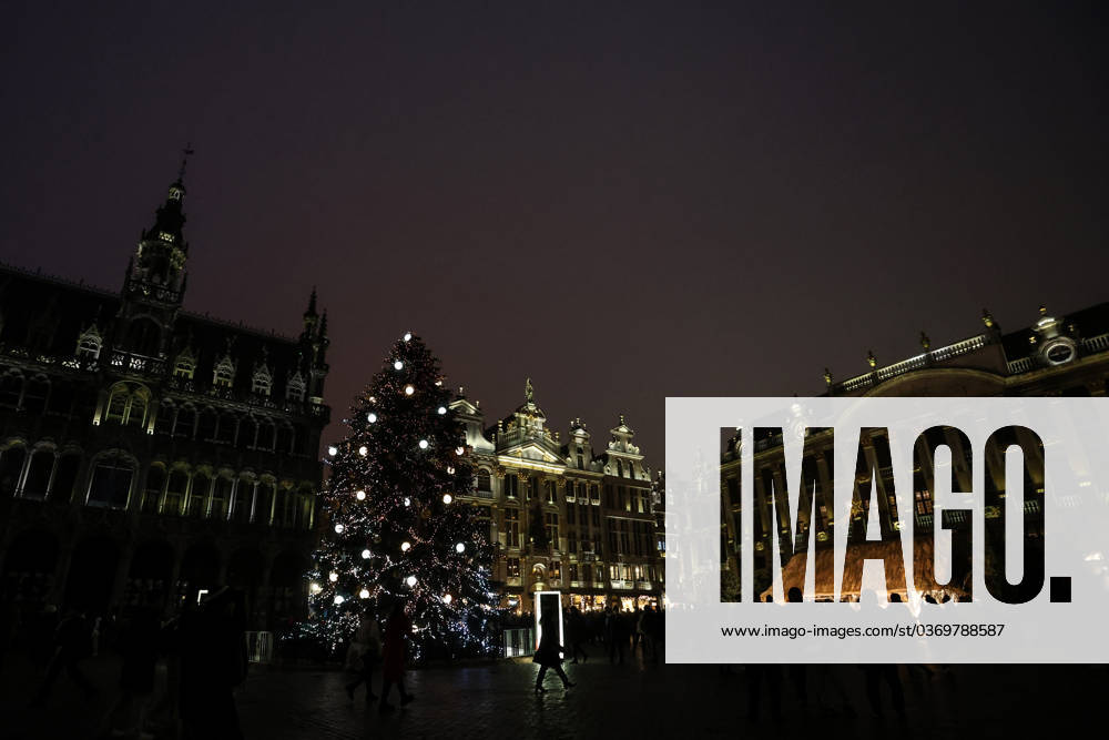 People walk in the Grand Place decorated with lights and a Christmas tree in Brussels, Belgium, November 30, 2023. Brussels Belgium - ZUMAm177 20231130_zip_m177_005