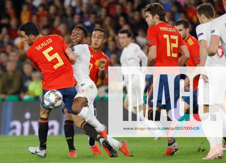 Spanish Thiago Alcantara (R) and Sergio Busquets (L) vie for the ball with England s Raheem Sterling during the UEFA League of Nations groups phase match between the national teams of Spain and England, at the Benito Villamarin stadium, in Seville, Andalusia, Spain, 15 October 2018. Spain vs. England !ACHTUNG: NUR REDAKTIONELLE NUTZUNG!