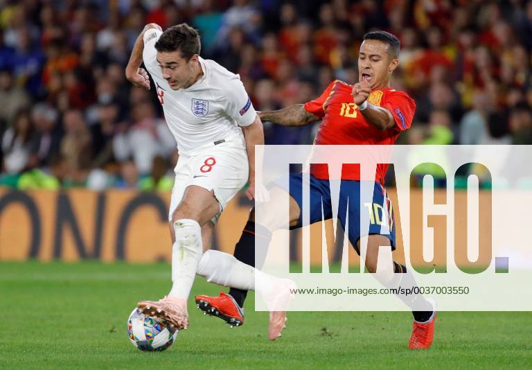 England s Harry Winks (L) vies for the ball with Spain s Thiago Alcantara during the UEFA League of Nations groups phase match between the national teams of Spain and England, at the Benito Villamarin stadium, in Seville, Andalusia, Spain, 15 October 2018. Spain vs. England !ACHTUNG: NUR REDAKTIONELLE NUTZUNG!