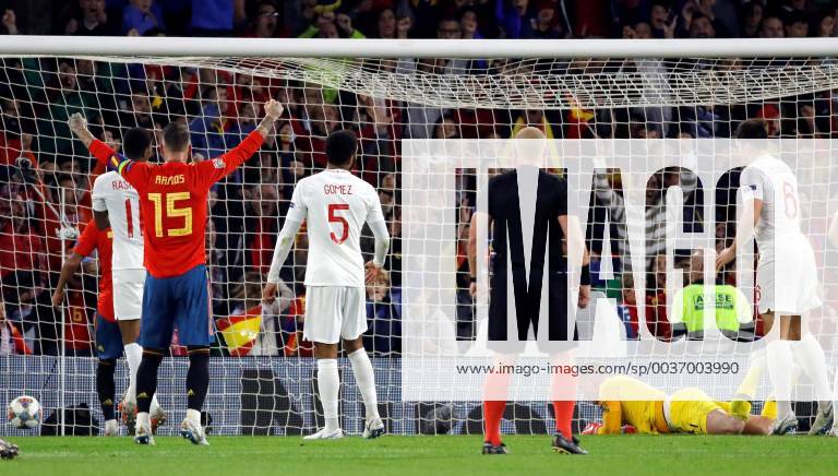 Spanish Paco Alcacer scores a goal against England during the UEFA League of Nations groups phase match between the national teams of Spain and England, at the Benito Villamarin stadium, in Seville, Andalusia, Spain, 15 October 2018. Spain vs. England !ACHTUNG: NUR REDAKTIONELLE NUTZUNG!