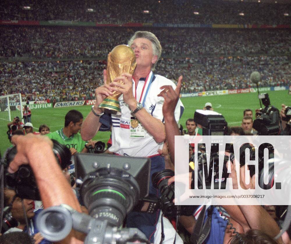 Weltmeisterschaft 1998 in Frankreich. Finale: Frankreich - Brasilien 3:0 12.07.1998 in St. Denis. Trainer Aime Jacquet (FRA) mit dem WM Pokal.