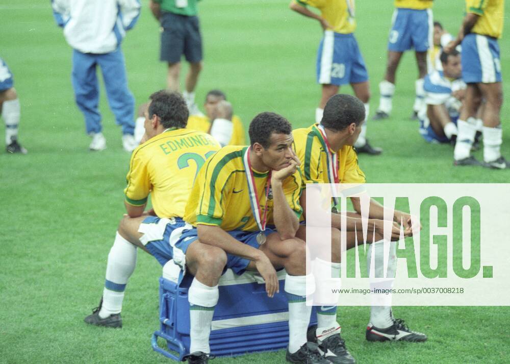Weltmeisterschaft 1998 in Frankreich. Finale: Frankreich - Brasilien 3:0 12.07.1998 in St. Denis. Enttäuschte Brasilianer v.l: Edmundo, Cafu und Baiano.