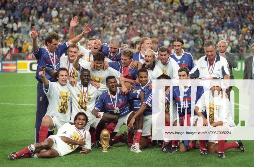 Weltmeisterschaft 1998 in Frankreich. Finale: Frankreich - Brasilien 3:0 12.07.1998 in St. Denis. Mannschaftsfoto Frankreich mit Pokal.