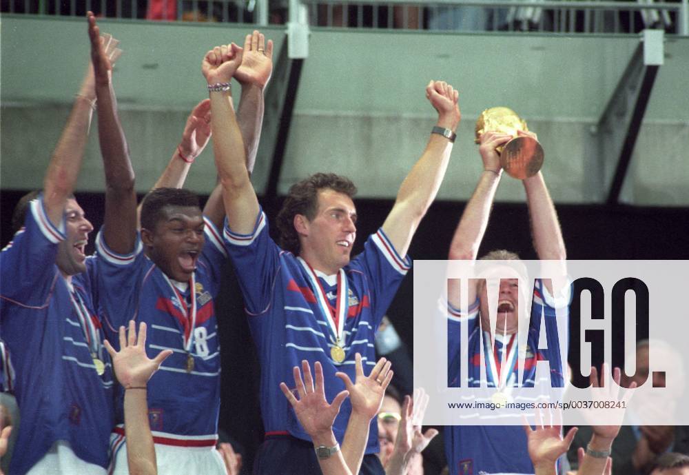 Weltmeisterschaft 1998 in Frankreich. Finale: Frankreich - Brasilien 3:0 12.07.1998 in St. Denis. Mannschaftskapitän Didier Deschamps (re.) präsntiert den WM Pokal. V.l: Zinedine Zidan, Marcel Desailly und Laurent Blanc.