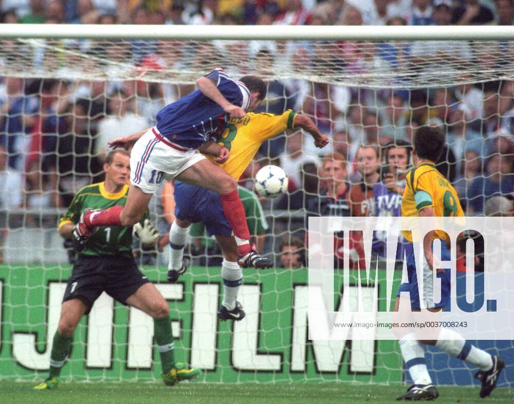 Weltmeisterschaft 1998 in Frankreich. Finale: Frankreich - Brasilien 3:0 12.07.1998 in St. Denis. Tor zum 1:0 für Frankreich durch Zinedine Zidane (10) per Kopfball, der sich gegen Leonardo durchsetzt. Re: Dunga. Links im Hintergrund Tw. Taffarel (alle Brasilien).