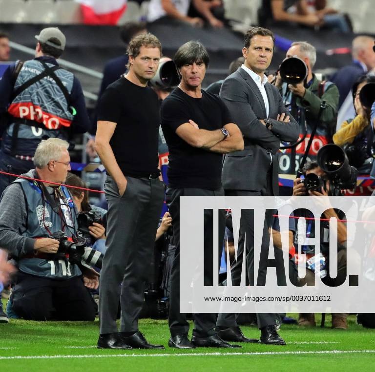 KW42 Co Trainer Marcus Sorg, Trainer Joachim Löw, Teammanager Oliver Bierhoff, dahinter Fotografen Medien Presse Fußball Fussball UEFA Nations League Länderspiel Nationalmannschaft DFB Herren Saison 2018 2019 16.10.2018 Frankreich FRA VS. Deutschland GER DFL regulations prohibit any use of photographs as image sequences and or quasi-video.