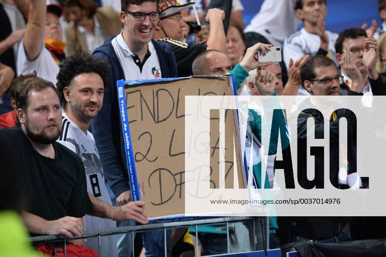KW42 Fußball UEFA Nations League Frankreich - Deutschland am 16.10.2018 im Stade de France in Paris Deutsche Fans mit einem Plakat DFB regulations prohibit any use of photographs as image sequences and or quasi-video.