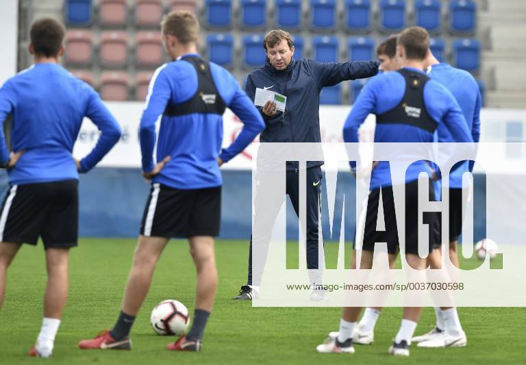 Dosavadni asistent trenera fotbalistu prvoligoveho Slovacka Petr Vlachovsky, ktery prevzal tym po odvolani kouce Michala Korduly, hovori s hraci na treninku 18. rijna 2018 v Uherskem Hradisti. CTKPhotoP201810180381301 dg002