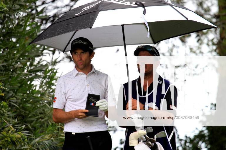 French Gregory Bourdy shelters from the rain under an umbrella along his caddy during the first round of the Golf 2018 Andalusia Valderrama Master, at the Royal Club Valderrama, in San Roque, Andalusia, Spain, 18 October 2018. Golf 2018 Andalusia Valderrama Master in San Roque !ACHTUNG: NUR REDAKTIONELLE NUTZUNG!