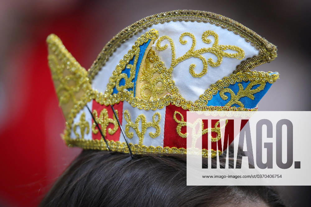 IMAGO Creative, Gesellschaft, Fasching 01.12.2023, Düsseldorf, Karnevalsmütze Karnevalskappen Narrenkappe Bütt Komiteemütze Nordrhein-Westfalen Deutschland
