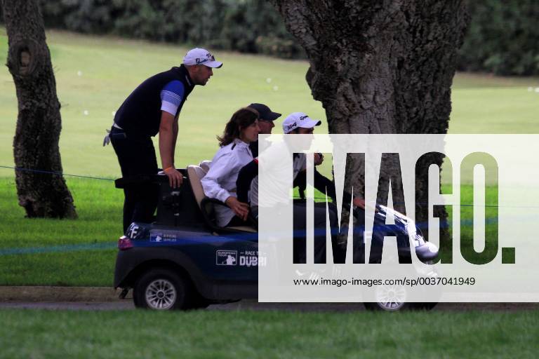 Italian golfer Edoardo Molinari (C) is seen during the second round of the Andalucia Valderrama Master golf tournament at Valderrama golf course in Cadiz, Andalusia, Spain, 19 October 2018. Andalucia Valderrama Masters golf tournament !ACHTUNG: NUR REDAKTIONELLE NUTZUNG!
