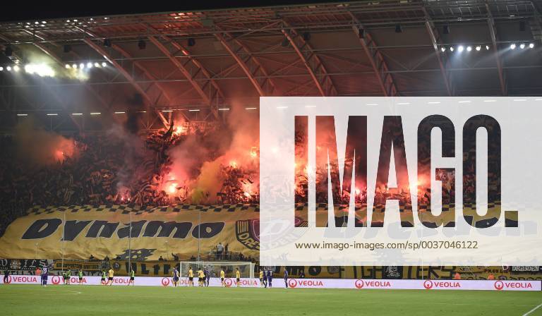 KW42 Feuer im K-Block, 19.10.2018, Fussball, Dynamo Dresden - FC Erzgebirge Aue, DFL regulations prohibit any use of photographs as image sequences and or quasi-video, (c)