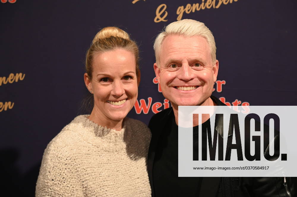 Moderator Guido Cantz und Ehefrau Kerstin Ricker kommt zur Premiere des 8. Kölner Weihnachtscircus