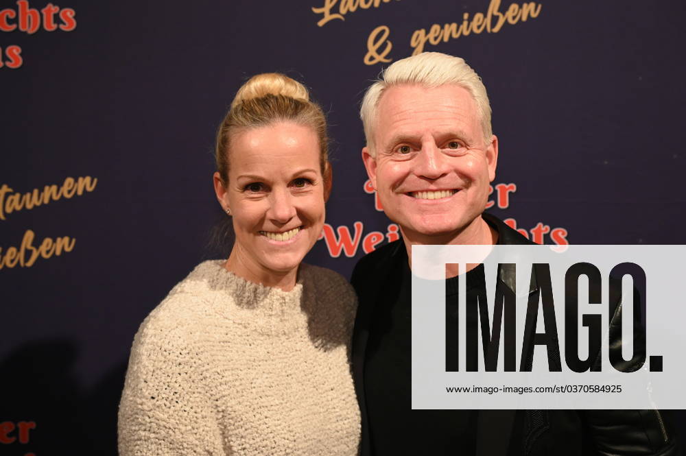 Moderator Guido Cantz und Ehefrau Kerstin Ricker kommt zur Premiere des 8. Kölner Weihnachtscircus