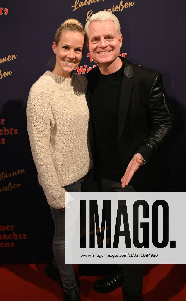 Moderator Guido Cantz und Ehefrau Kerstin Ricker kommt zur Premiere des 8. Kölner Weihnachtscircus
