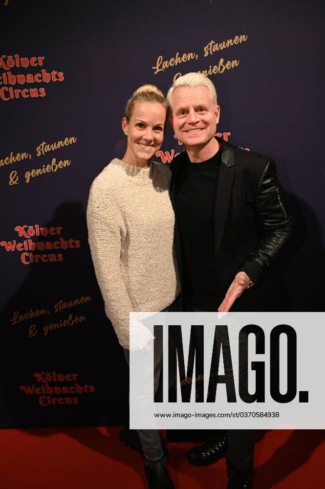 Moderator Guido Cantz und Ehefrau Kerstin Ricker kommt zur Premiere des 8. Kölner Weihnachtscircus