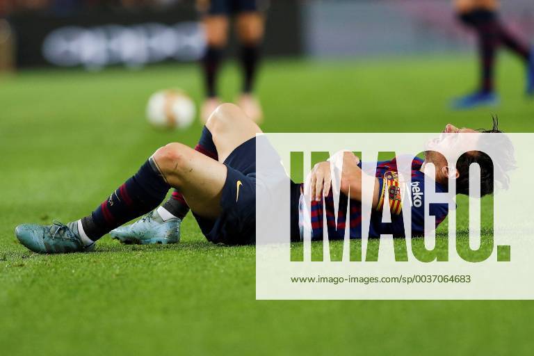 KW42 Fußball, FC Barcelona - FC Sevilla FC Barcelona Barca s Argentinian striker Lionel Messi lies on the pitch after being injured in his right elbow during their Spanish Liga Primera Division soccer match against Sevilla CF played at Camp Nou stadium in Barcelona, Spain, 20 October 2018. FC Barcelona vs. Sevilla CF !ACHTUNG: NUR REDAKTIONELLE NUTZUNG!