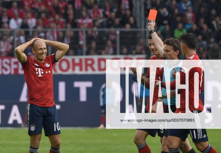 KW42 Fussball, Herren, Saison 2018 2019, 1. Bundesliga (8. Spieltag), VfL Wolfsburg - FC Bayern München, Schiedsrichter Guido Winkmann zeigt Arjen Robben (l., Bayern München) die Gelb-Rote Karte, Robert Lewandowski (Bayern München) und James (Bayern München) diskutieren, DFL REGULATIONS PROHIBIT ANY USE OF PHOTOGRAPHS AS IMAGE SEQUENCES AND OR QUASI-VIDEO., 20.10. 2018,