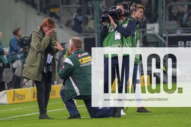 KW42 GER, 1. FBL, Borussia Moenchengladbach vs. 1.FSV Mainz 05 21. 10.2018, Borussia Park , Moenchengladbach, GER, 1. FBL, Borussia Moenchengladbach vs. 1.FSV Mainz 05, DFL regulations prohibit any use of photographs as image sequences and or quasi-video im Bild picture shows: ein Mitglied des Gladbach Fanclubs macht seiner Nicole in der Halbzeit einen Heiratsantrag sie hat natürlich ja gesagt
