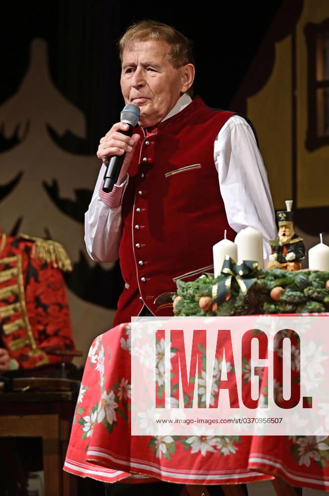 Eberhard Hertel beim Familienkonzert Märchenhafte Weihnacht 2023 im Bürgerhaus. Niesky