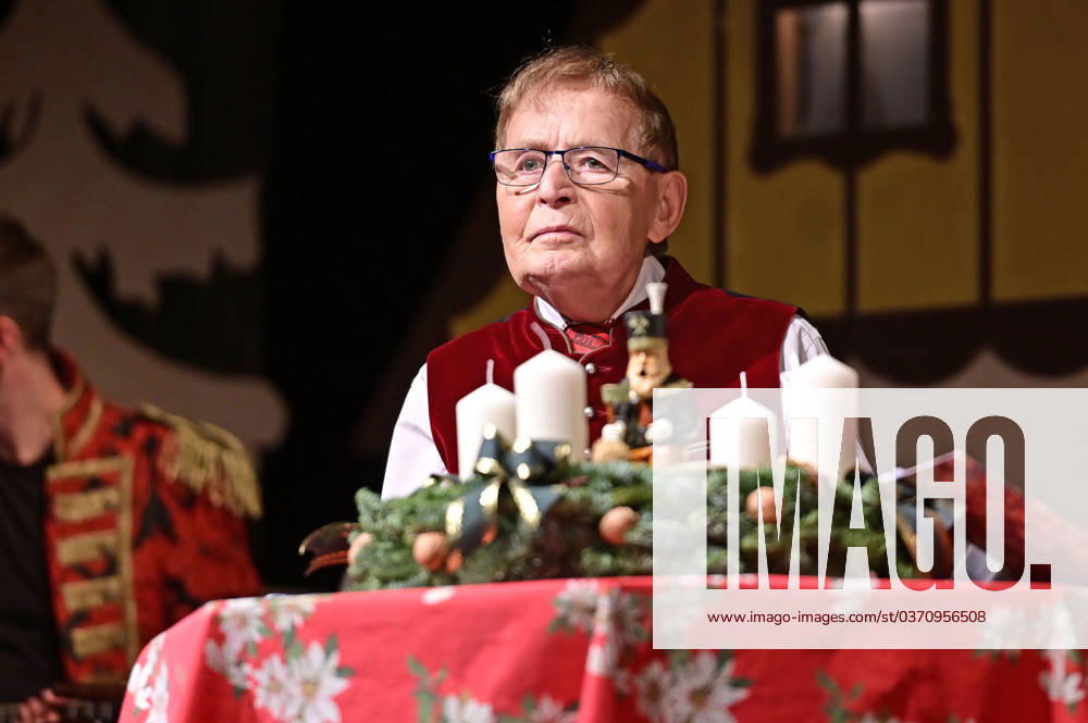 Eberhard Hertel beim Familienkonzert Märchenhafte Weihnacht 2023 im Bürgerhaus. Niesky