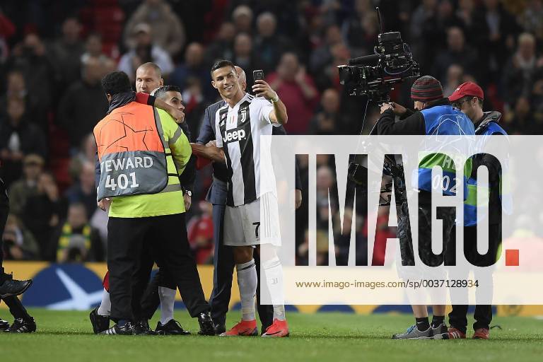 KW43 Fußball, CL, Cristiano Ronaldo macht Selfie mit Flitzer Photo LaPresse - Fabio Ferrari October 23, 2018 Manchester, United Kingdom soccer Manchester United ManU vs Juventus Fc - Uefa Champions League 2018 2019 - "Old Trafford" Stadium - Group H. In the pic:Cristiano Ronaldo (Juventus F.C.);