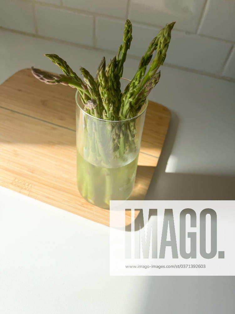 IMAGO Creative: Food, Spargel Fresh asparagus in a sunny kitchen United States, New York, New York R_NHDH231201-1299595-01