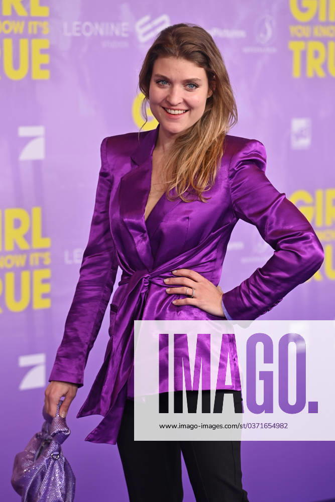 Lara MANDOKI (Schauspielerin), Einzelbild,angeschnittenes Einzelmotiv,Halbfigur,halbe Figur. Roter Teppich,Red Carpert Weltpremiere Weltpremiere GIRL YOU KNOW IT«S TRUE am 04.12.2023 im Mathaeser Kino in Muenchen.