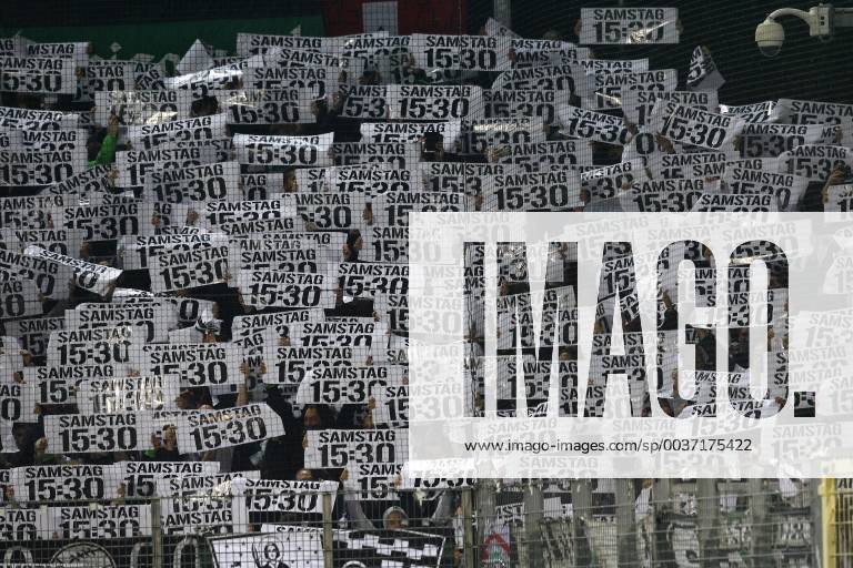 KW43 SC Freiburg - Borussia Mönchengladbach Fanblock Borussia Moenchengladbach mit Plakaten Anpfiff Samstag 15:30 Uhr Anstosszeit, quer, Fußball, 1.BL Saison 2018 2019