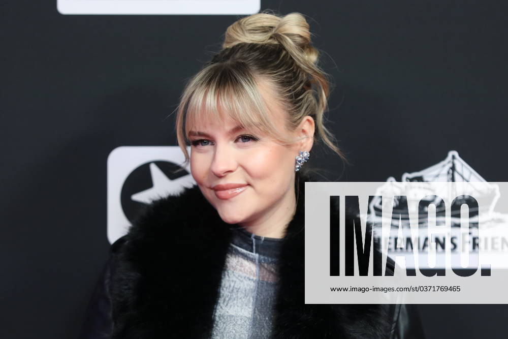 Bielefeld, NRW, Deutschland, 30.11.2023: Preisverleihung der Einslive Krone im Bielefelder Lokschuppen: Dagi Bee, bürgerlich Dagmar Kazakov, geb. Ochmanczyk, ist eine deutsche Webvideoproduzentin.