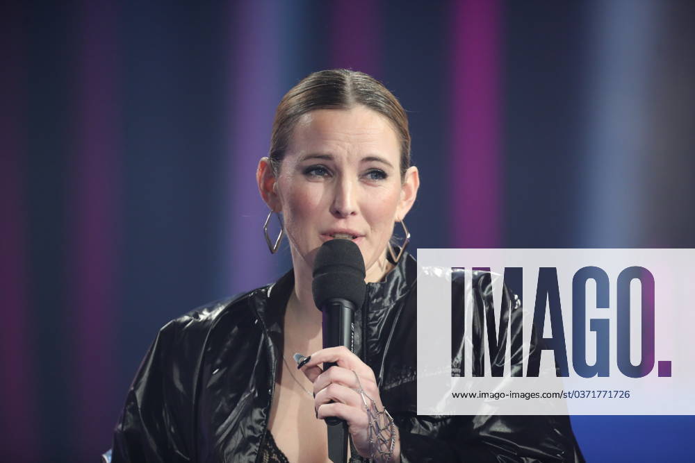Bielefeld, NRW, Deutschland, 30.11.2023: Preisverleihung der Einslive Krone im Bielefelder Lokschuppen: Moderatorin Jeannine Michaelsen