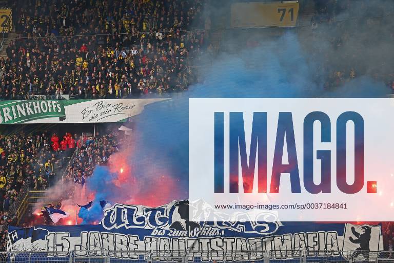 KW43 Fußball 1. Bundesliga 08. Spieltag Borussia Dortmund - Hertha BSC Berlin am 27.010.2018 im Signal Iduna Park in Dortmund Die mitgereisten Hertha Fans aus Berlin präsentieren eine Choreographie: Ultras bis zum Schluss - 15 Jahre Haupstadtmafia - Pyrotechnik