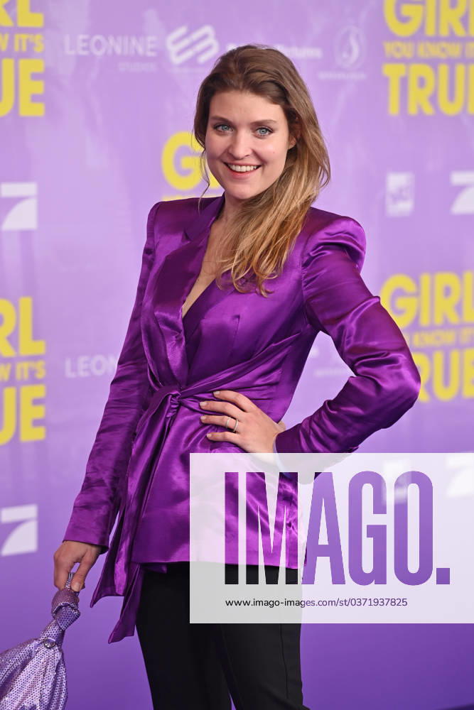 Lara MANDOKI (Schauspielerin), Einzelbild,angeschnittenes Einzelmotiv,Halbfigur,halbe Figur. Roter Teppich,Red Carpert Weltpremiere Weltpremiere GIRL YOU KNOW IT«S TRUE am 04.12.2023 im Mathaeser Kino in Muenchen.