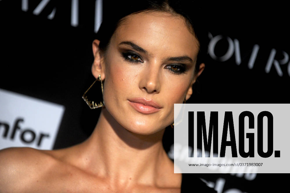 2015 Harper s BAZAAR ICONS Event Alessandra Ambrosio attends the 2015 Harper s BAZAAR ICONS Event at The Plaza Hotel on September 16, 2015 in New York City., Credit:Dennis Van Tine Avalon