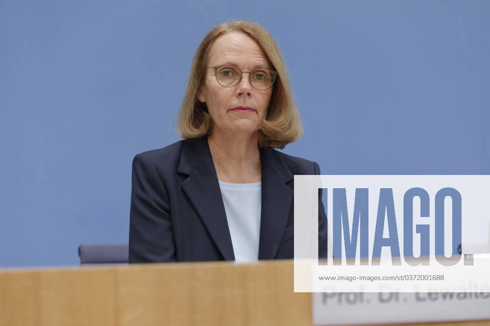PISA 2022 vorgestellt 2023-12-05 - Deutschland, Berlin - Bundespressekonferenz zur Veröffentlichung des PISA 2022-Berichts. Im Bild Prof. Dr. Doris Lewalter, Nationale PISA-Projektleiterin.
