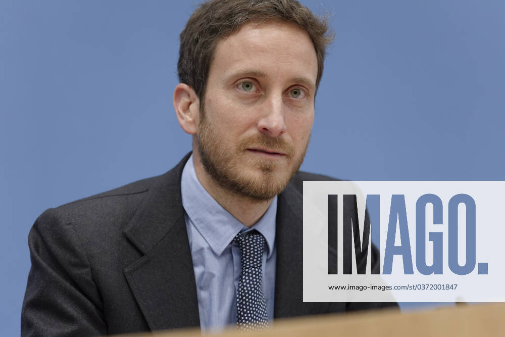 PISA 2022 vorgestellt 2023-12-05 - Deutschland, Berlin - Bundespressekonferenz zur Veröffentlichung des PISA 2022-Berichts. Im Bild Francesco Avvisati, OECD, Ko-Autor der Studie.
