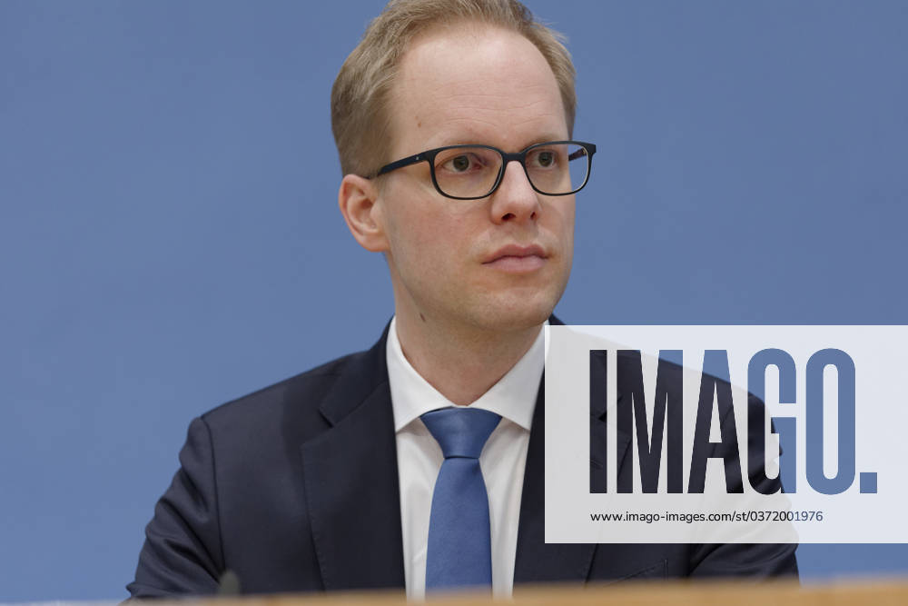 PISA 2022 vorgestellt 2023-12-05 - Deutschland, Berlin - Bundespressekonferenz zur Veröffentlichung des PISA 2022-Berichts. Im Bild Jens Brandenburg (FDP), Parlamentarischer Staatssekretär im Bundesministerium für Bildung und Forschung (BMBF