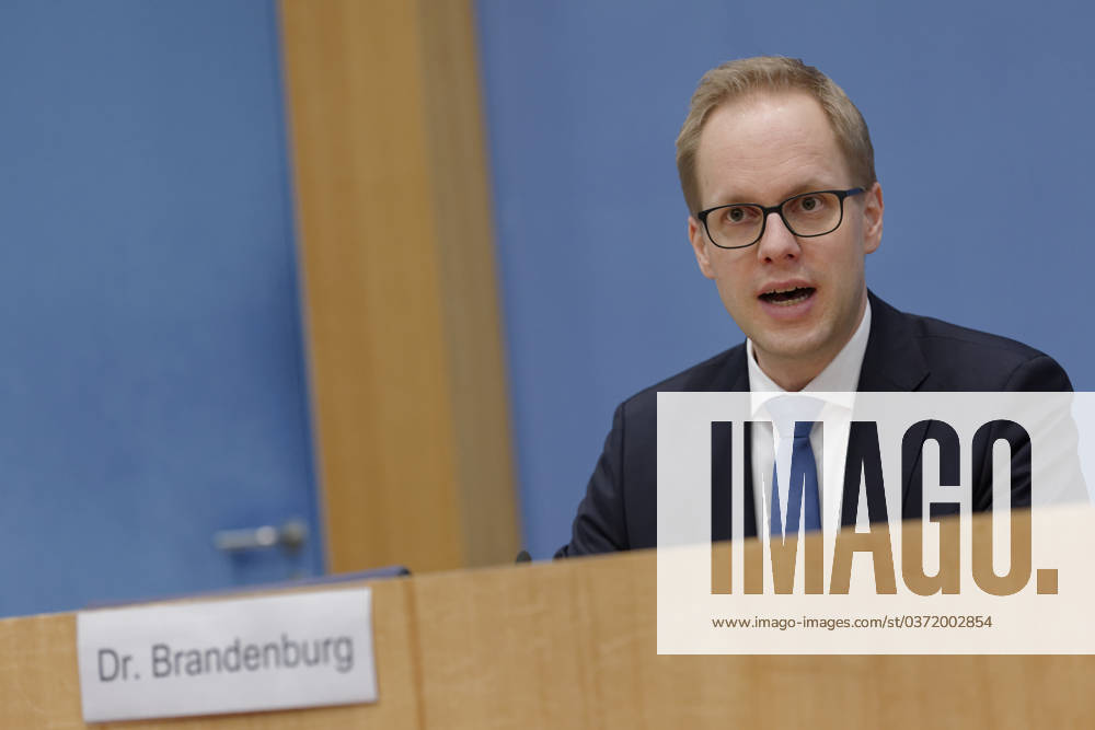 PISA 2022 vorgestellt 2023-12-05 - Deutschland, Berlin - Bundespressekonferenz zur Veröffentlichung des PISA 2022-Berichts. Im Bild Jens Brandenburg (FDP), Parlamentarischer Staatssekretär im Bundesministerium für Bildung und Forschung (BMBF